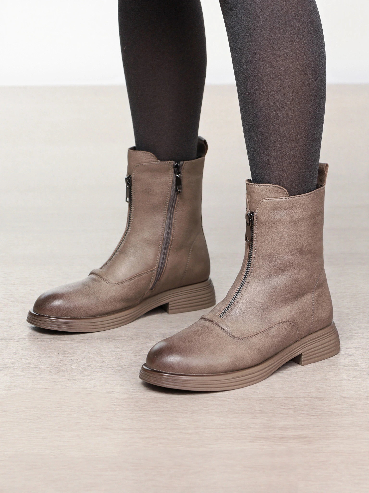 Ботинки серого цвета с декоративной молнией спереди